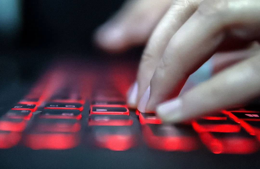 Pantalla con registros de credenciales filtradas en la dark web, ilustrando el riesgo de ransomware para organizaciones peruanas ante la exposición de accesos corporativos