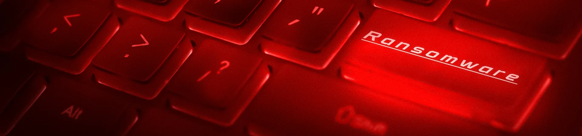 Ilustración del ciclo de un ataque con credenciales robadas: desde la filtración en la dark web hasta el cifrado por ransomware en la infraestructura de una organización peruana